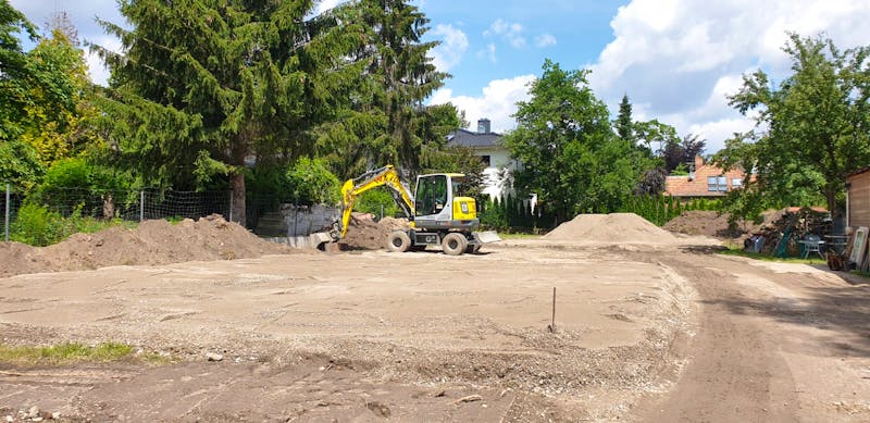 Baubeginn im Juni 2021: Tiefbauarbeiten und Bagger auf dem Grundstück in Neuenhagen