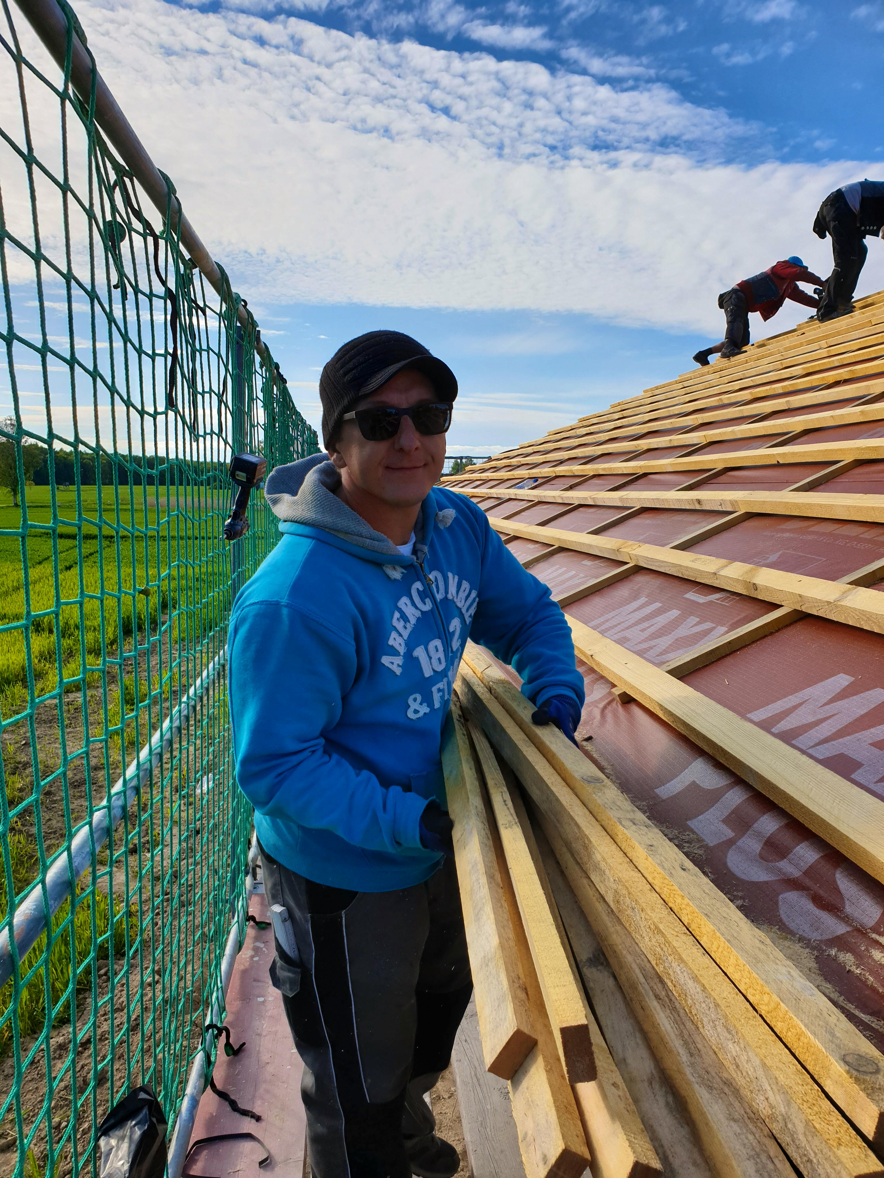 Dachlatten auf dem Walmdach während der Eindeckung in Eigenleistung