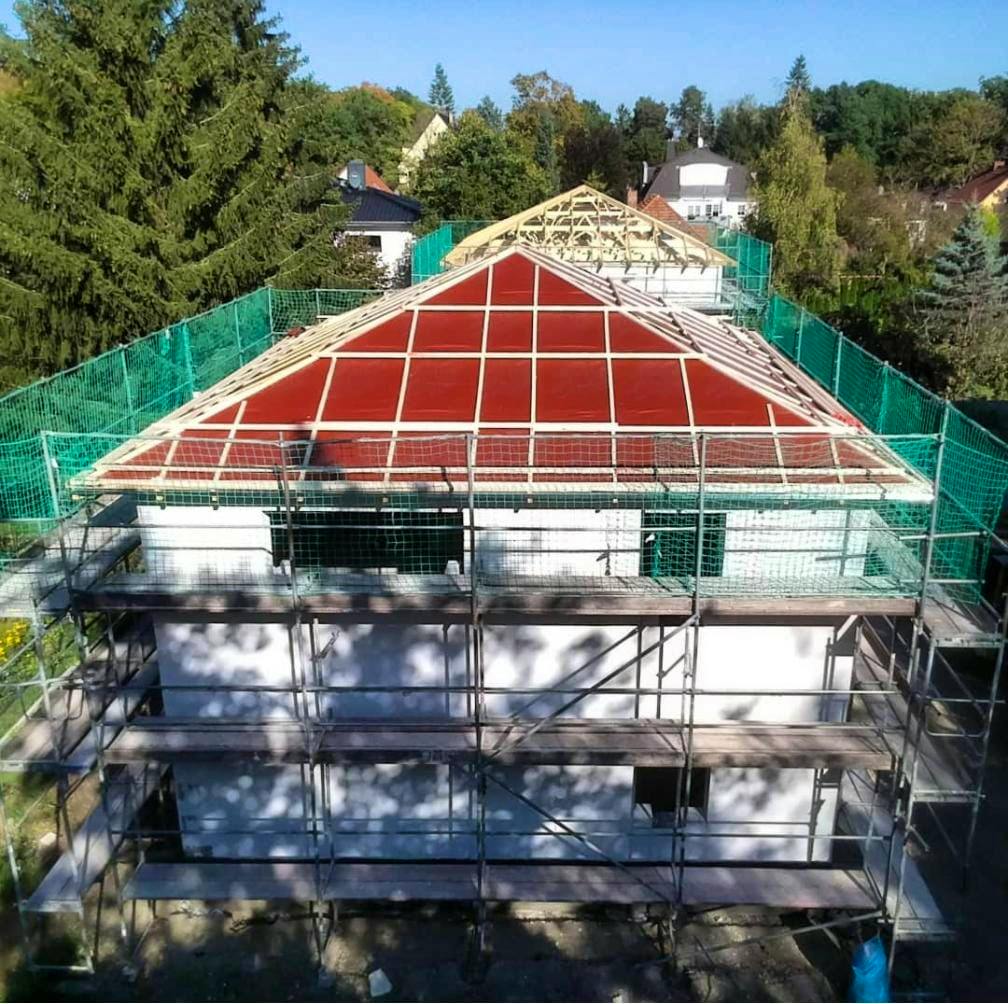 Rohbau aus Ytong-Steinen von oben: zwei Stadtvillen im Bau auf dem geteilten Grundstück