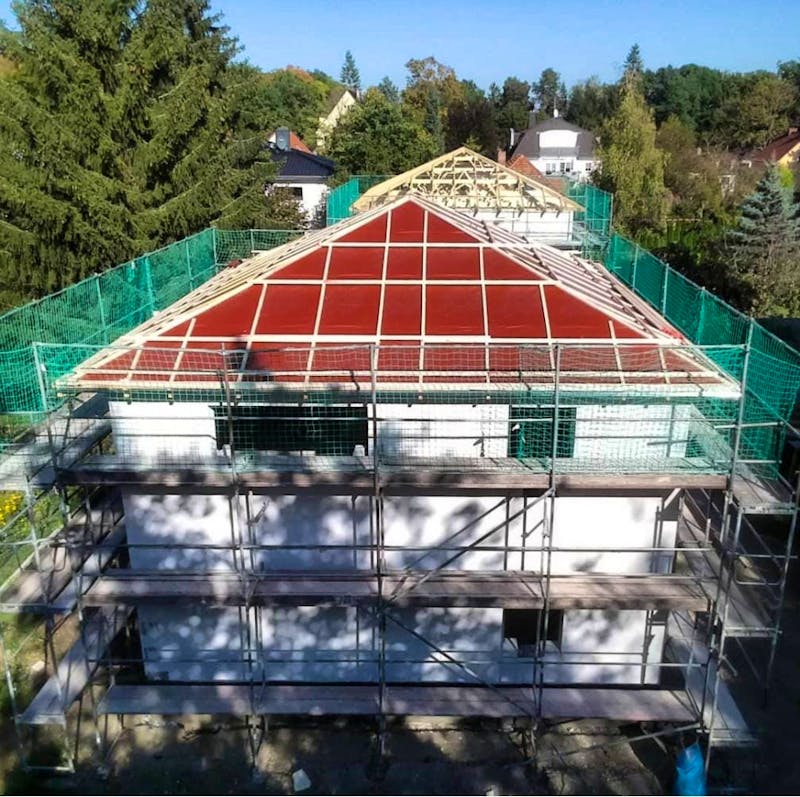 Rohbau aus Ytong-Steinen von oben: zwei Stadtvillen im Bau auf dem geteilten Grundstück