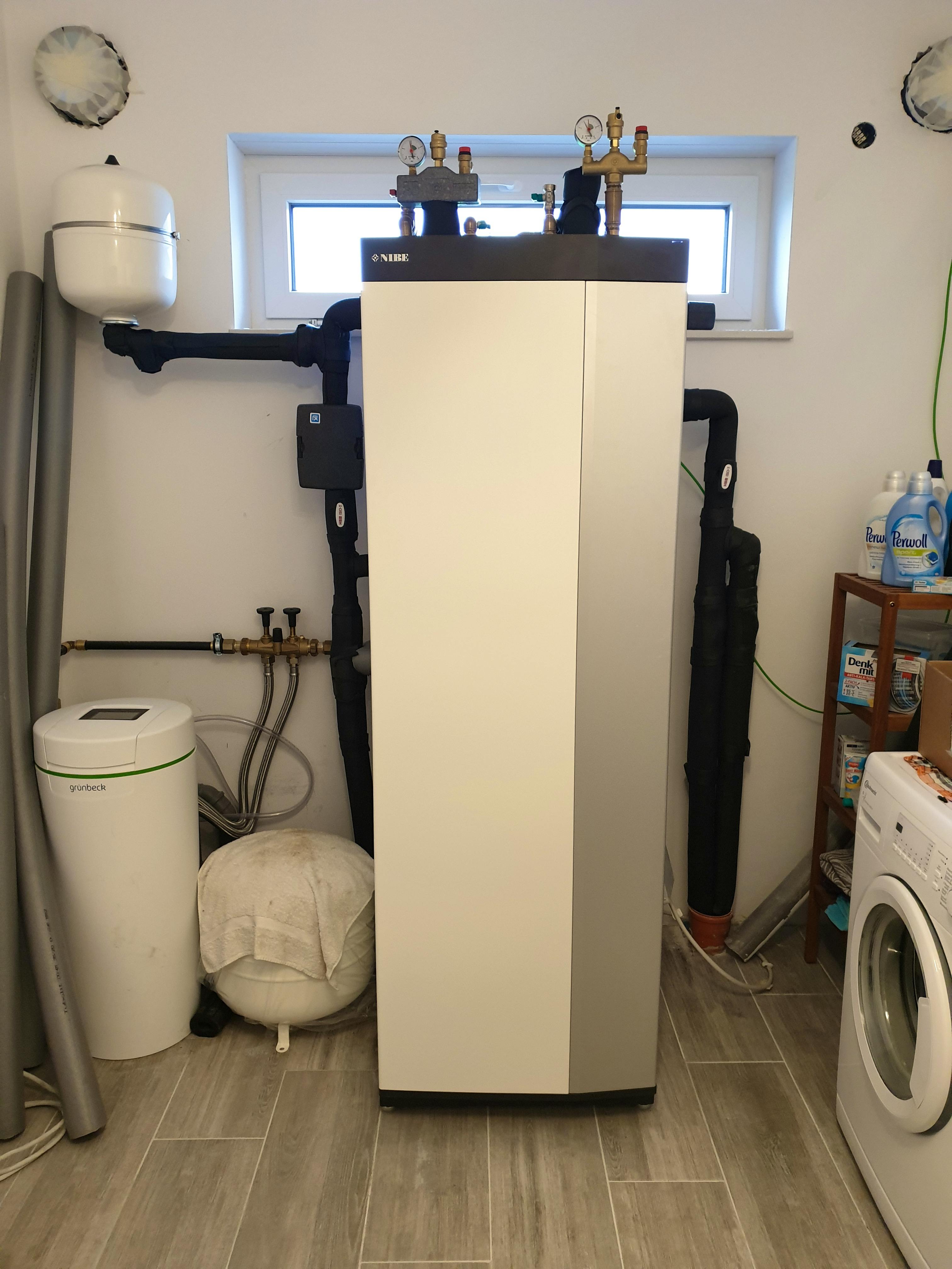 Hauswirtschaftsraum mit Sole-Wärmepumpe und Enthärtungsanlage