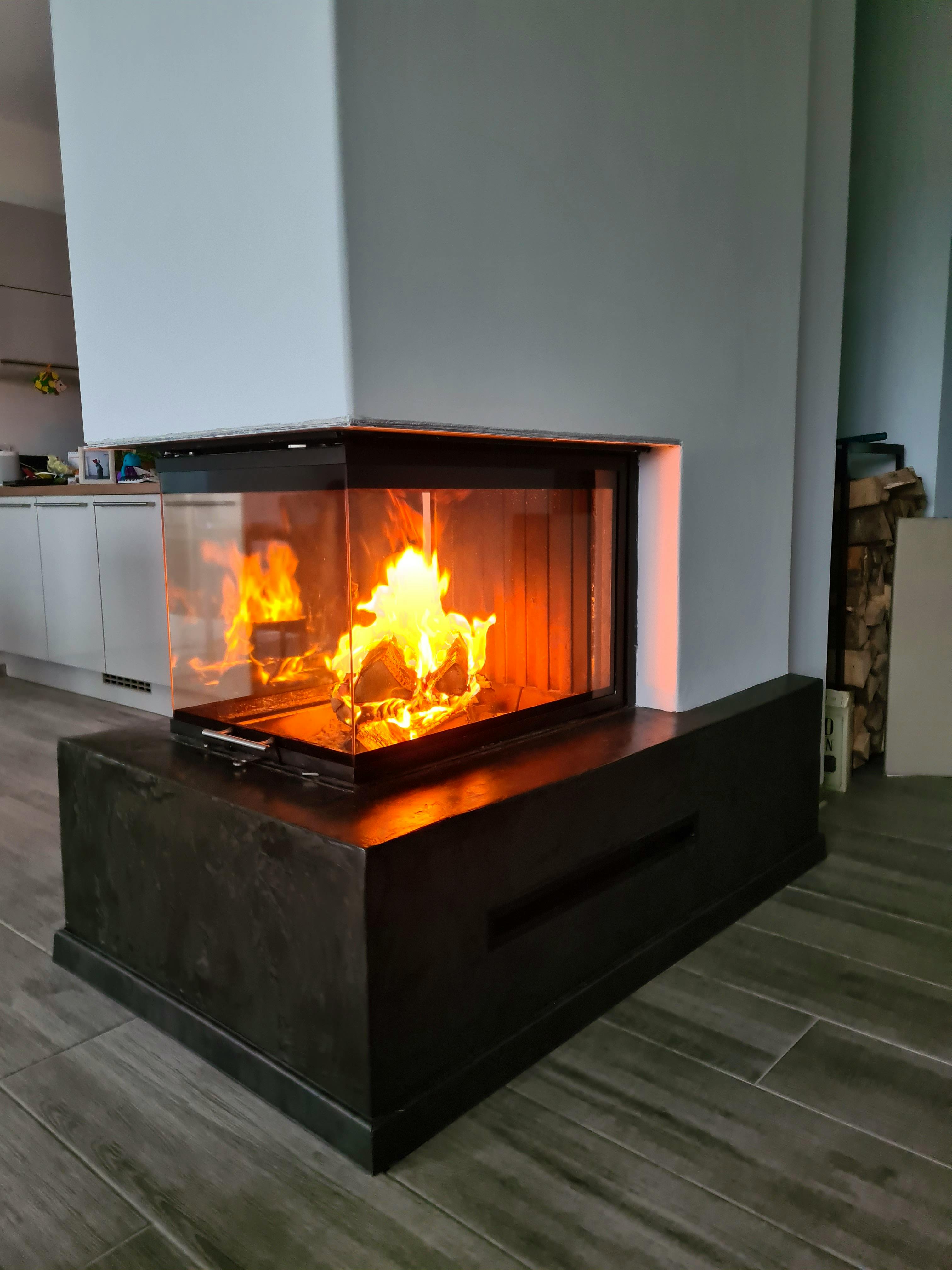 Fertig verkleideter Dreiseitenkamin im Wohnbereich