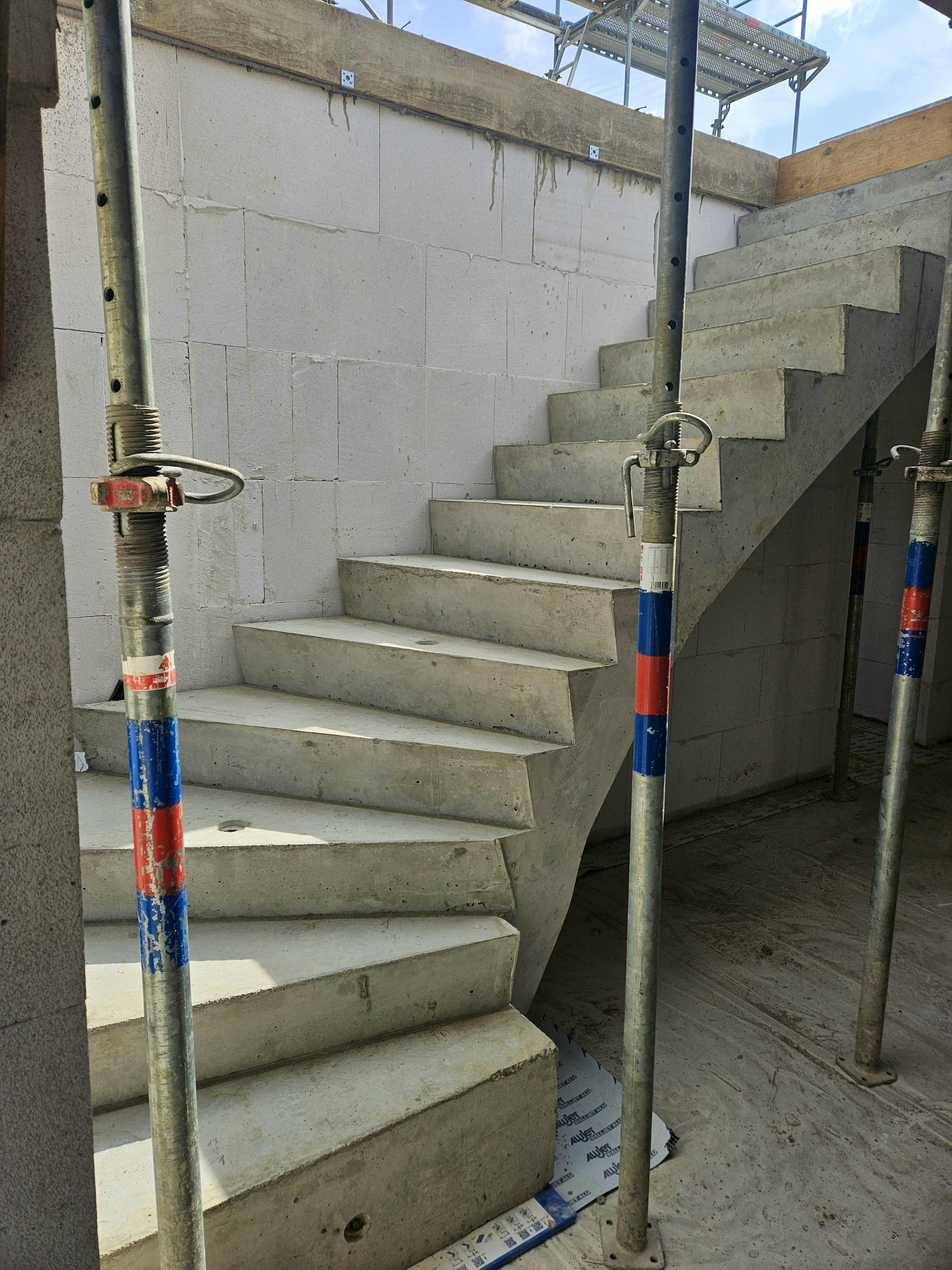 Betontreppe im Rohbau des Kapitänshauses, Ytong-Wände und Baustützen sichtbar