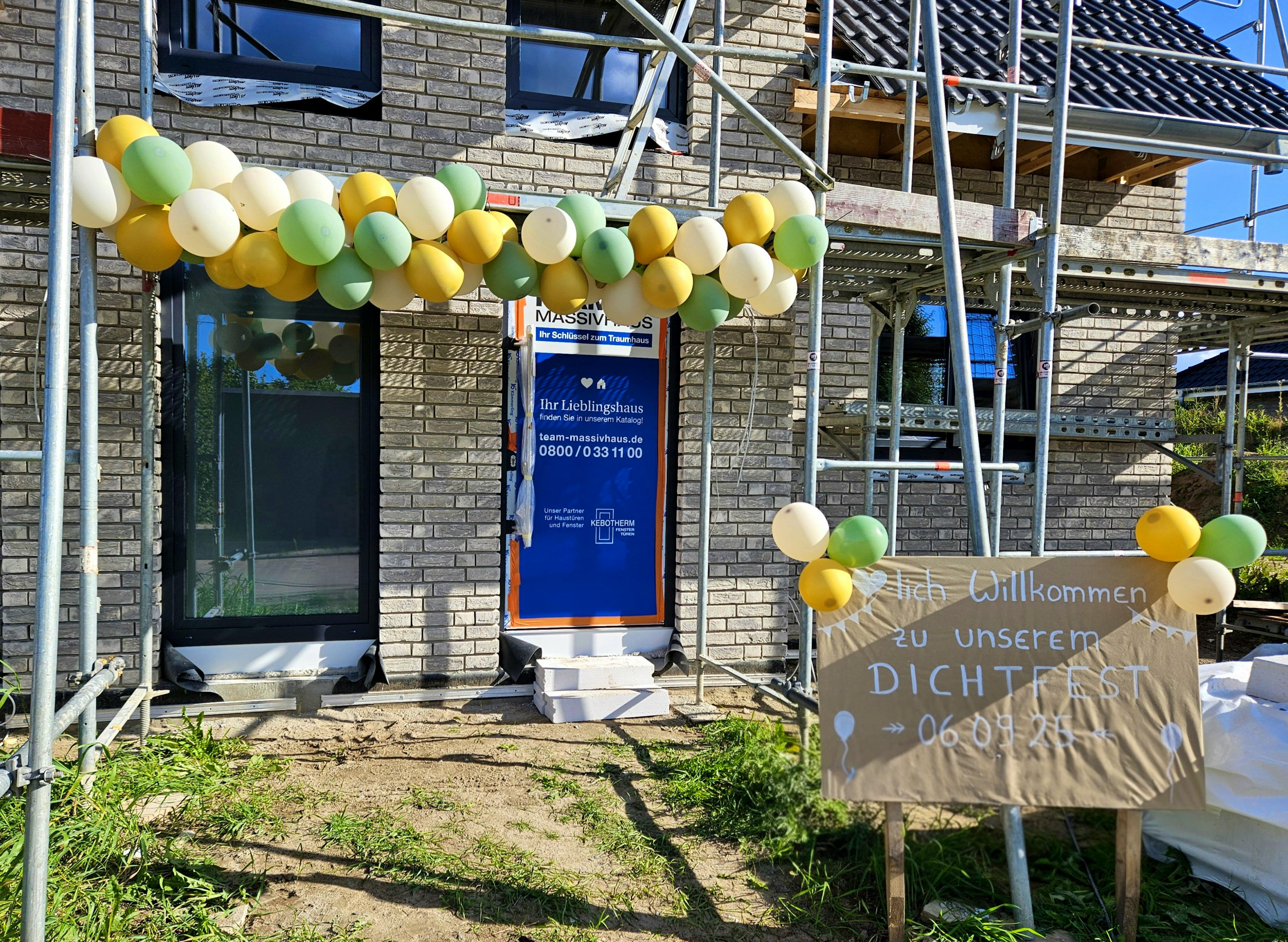 Dichtfest-Dekoration am Kapitänshaus: Ballongirlande in Grün, Gelb und Weiß über dem Eingang, Willkommensschild mit Datum 06.09.25