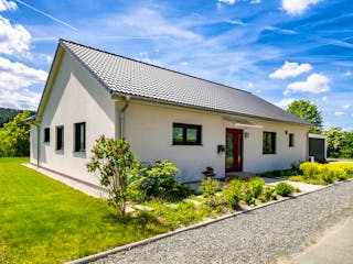 Fertighaus Bungalow Satteldach 130 von LUXHAUS, Bungalow Außenansicht 2
