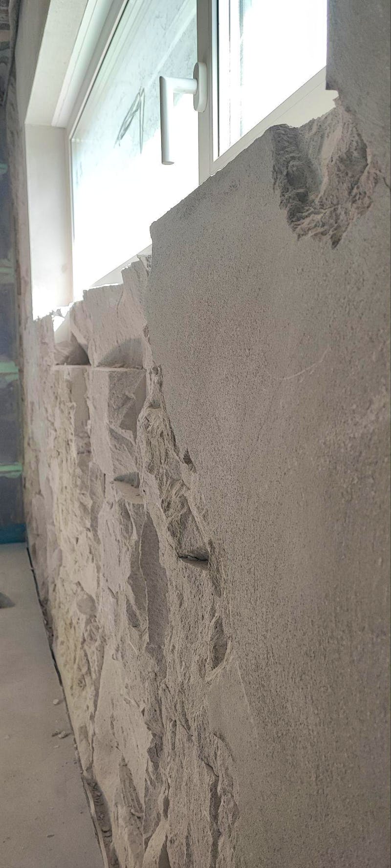 Putzschäden an der Ytong-Wand: tiefe Risse und abgeplatzter Innenputz im Badezimmer