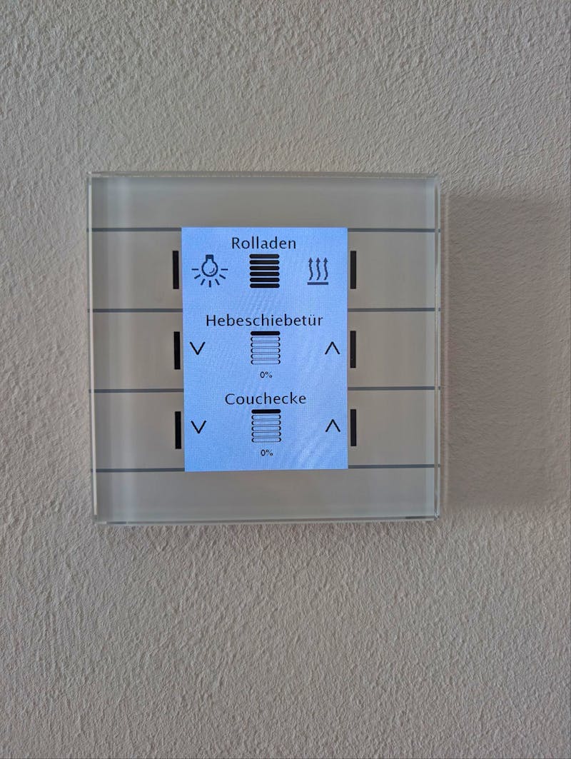 Smart-Home-Touchpanel an der Wand zur Steuerung von Rollläden, Licht und Hebeschiebetür