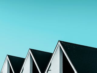 Drei moderne Reihenhäuser