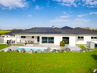 Fertighaus Bungalow Walmdach 205 von LUXHAUS, Bungalow Außenansicht 2