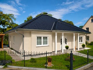 Massivhaus Bungalow Zingst von ROTH MASSIVHAUS Schlüsselfertig ab 333500€, Bungalow Außenansicht 3