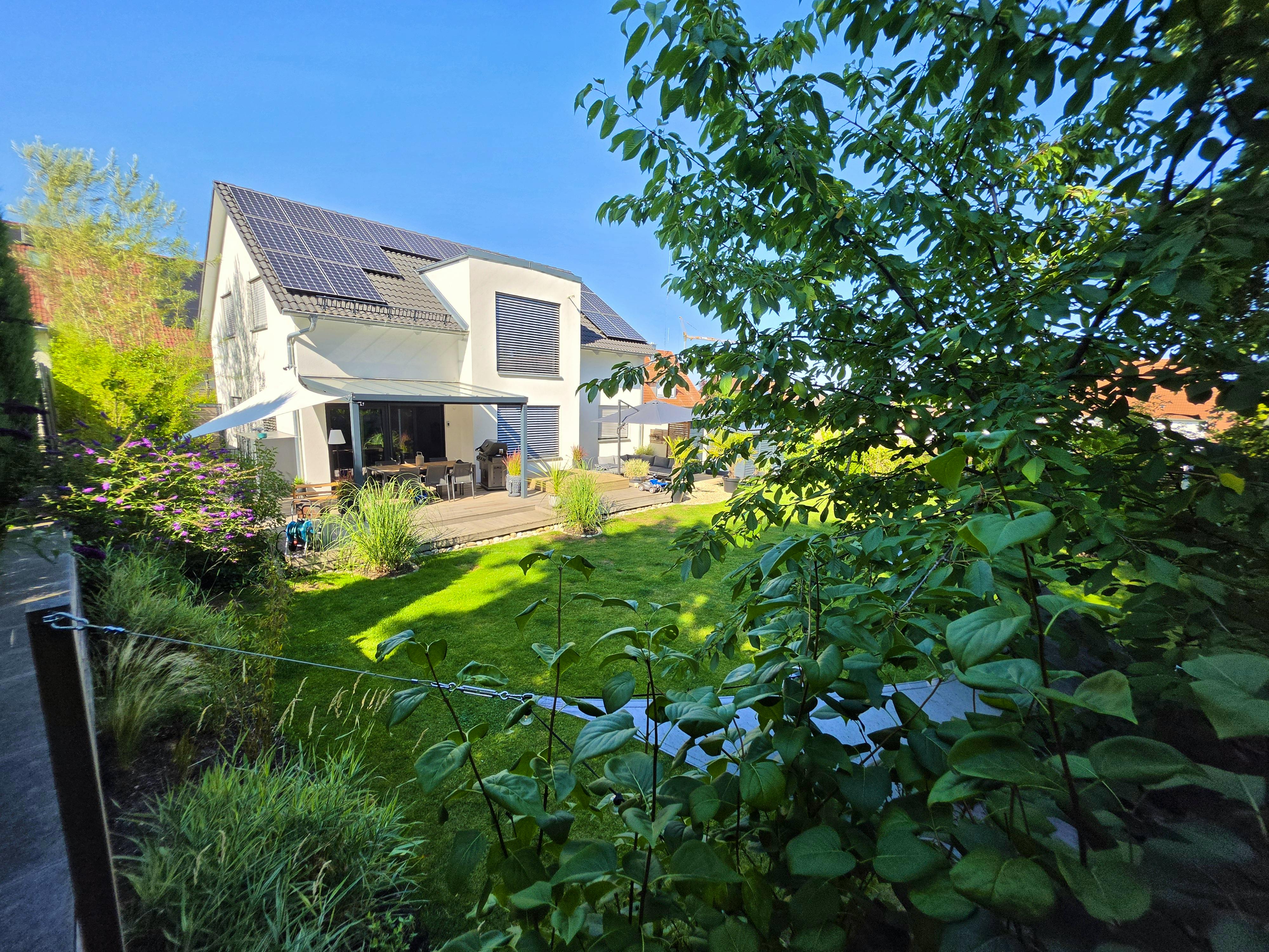 Anja und Simons Fertighaus von Hanse Haus – sieben Jahre nach dem Einzug. Die überdachte Terrasse mit Essbereich ist im Sommer der Mittelpunkt des Familienalltags.
