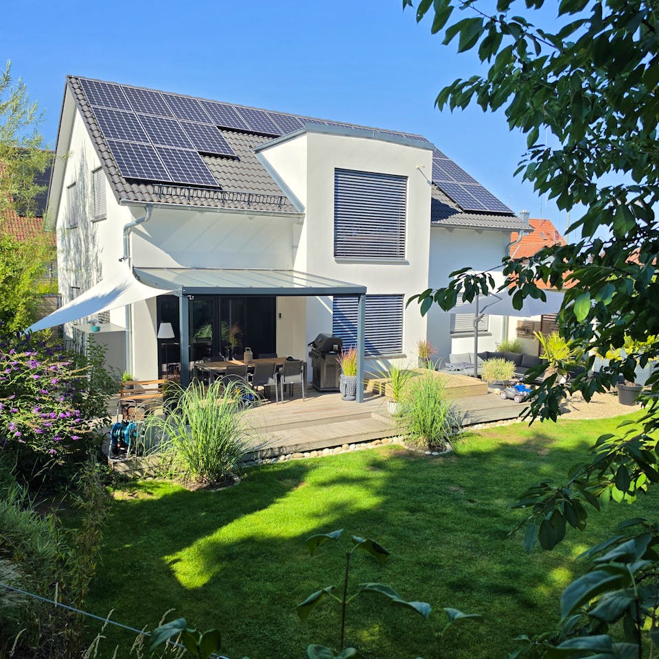 Fertighaus von Hanse Haus mit Terrassenüberdachung, Essbereich und Whirlpool im Garten, Photovoltaikanlage auf dem Süddach