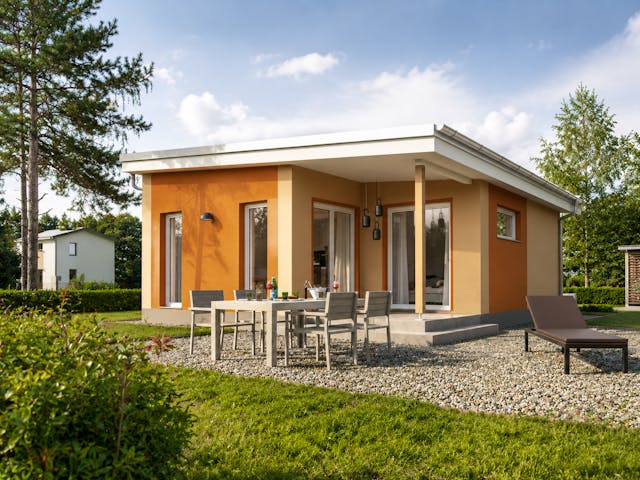 Massivhaus Minimassiv-Haus Poel von ROTH MASSIVHAUS Schlüsselfertig ab 217000€, Bungalow Außenansicht 1