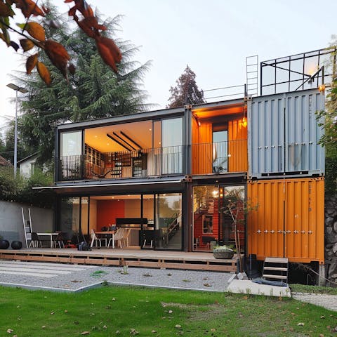 Container-Haus-Grundriss mit Terrasse und Balkon