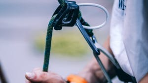 Sicherung eines Bauarbeiters
