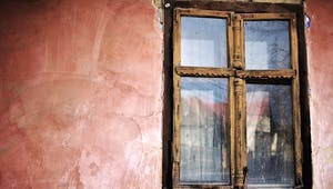 Fenster an einem alten Haus das vererbt wurde