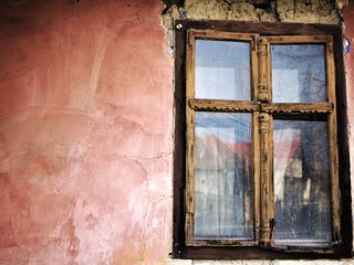Fenster an einem alten Haus das vererbt wurde