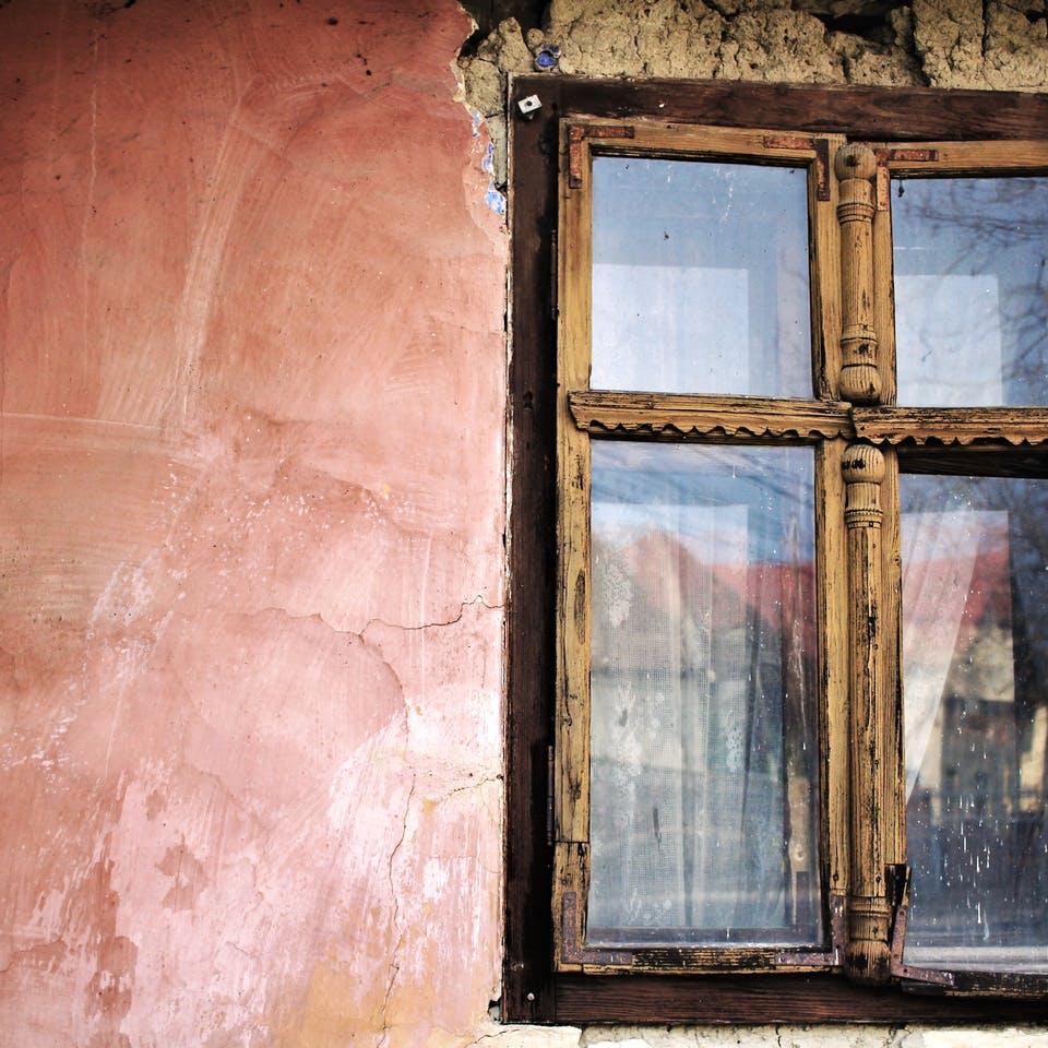 Fenster an einem alten Haus das vererbt wurde