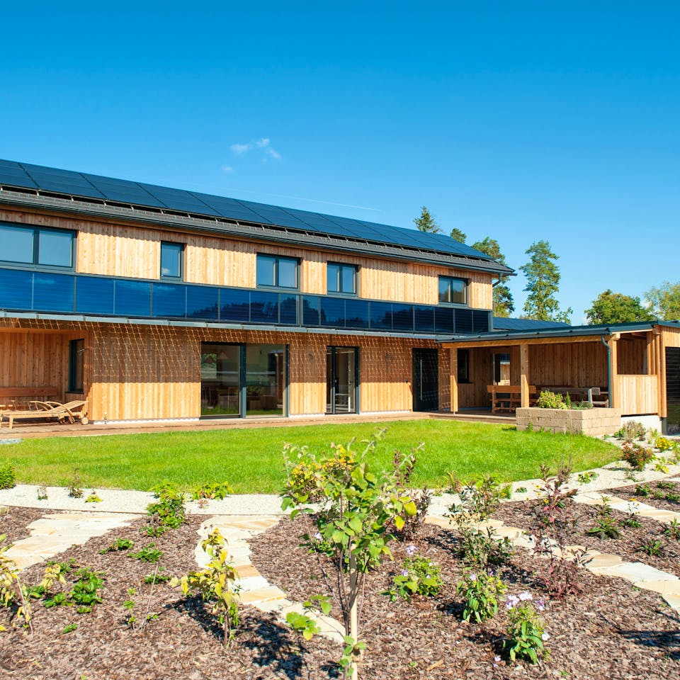 Autarkes Haus aus Holz mit Photovoltaik