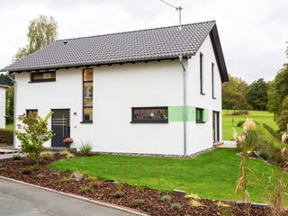 Fertighaus Fortuna von Büdenbender Hausbau, Satteldach-Klassiker Außenansicht 2