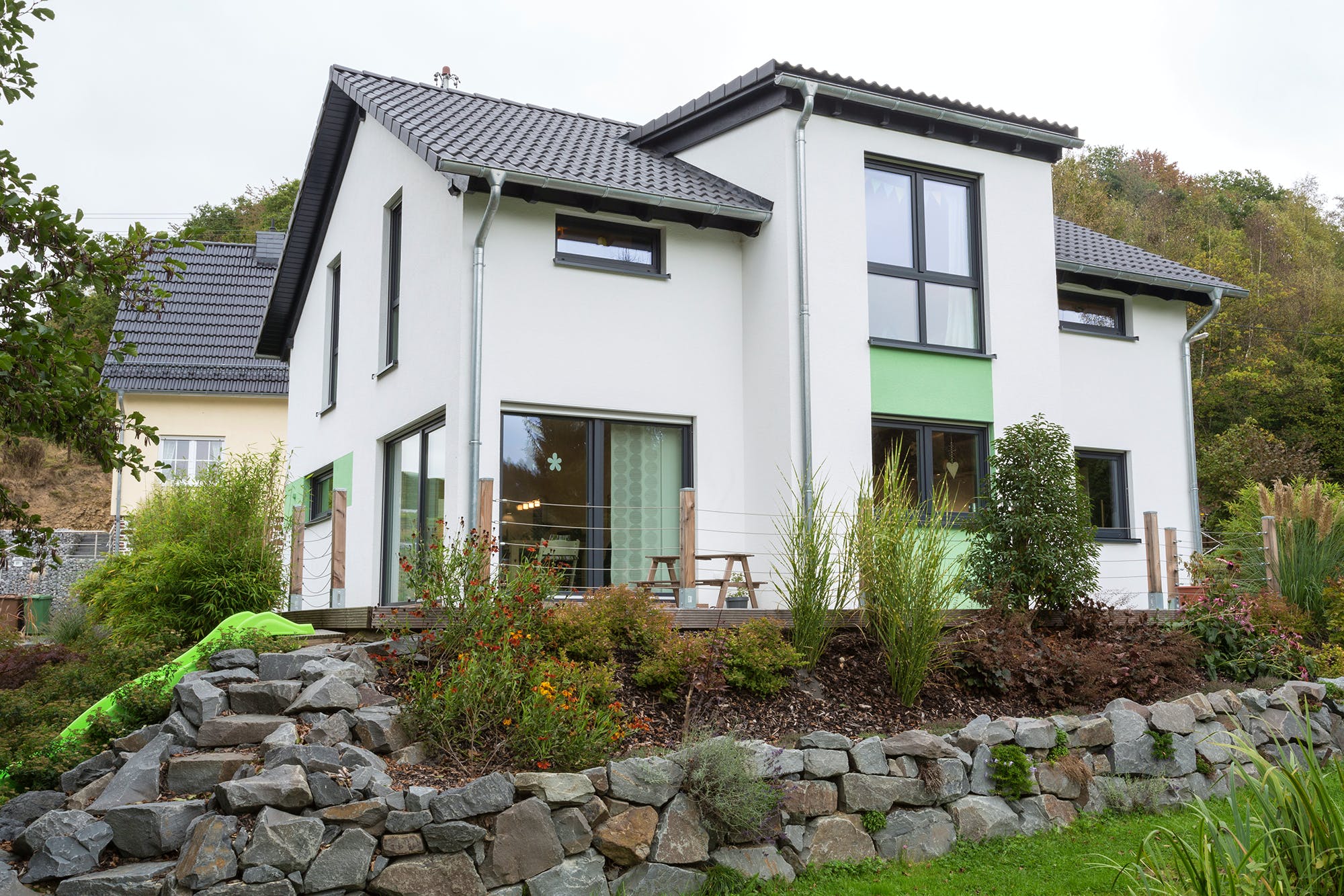 Fertighaus Fortuna von Büdenbender Hausbau Schlüsselfertig ab 382450€, Satteldach-Klassiker Außenansicht 1