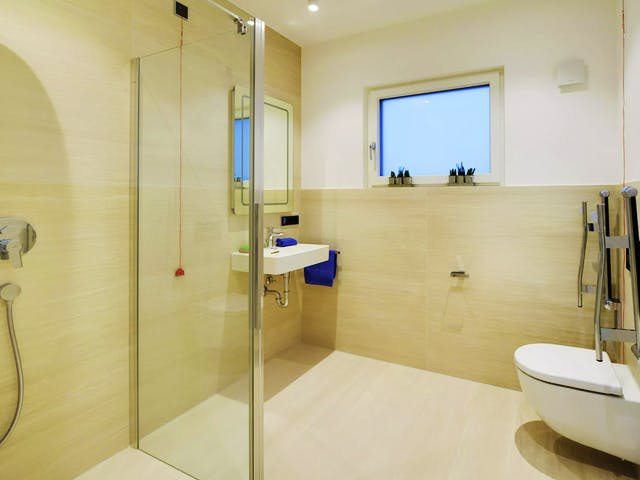 Barrierefreies Bad mit bodengleicher Dusche