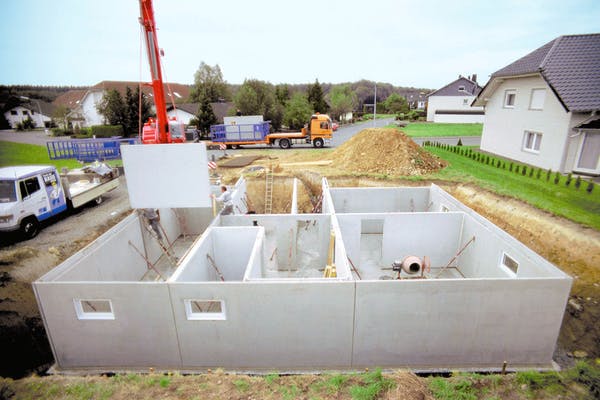 Fertigkeller beim Aufbau an der Baustelle