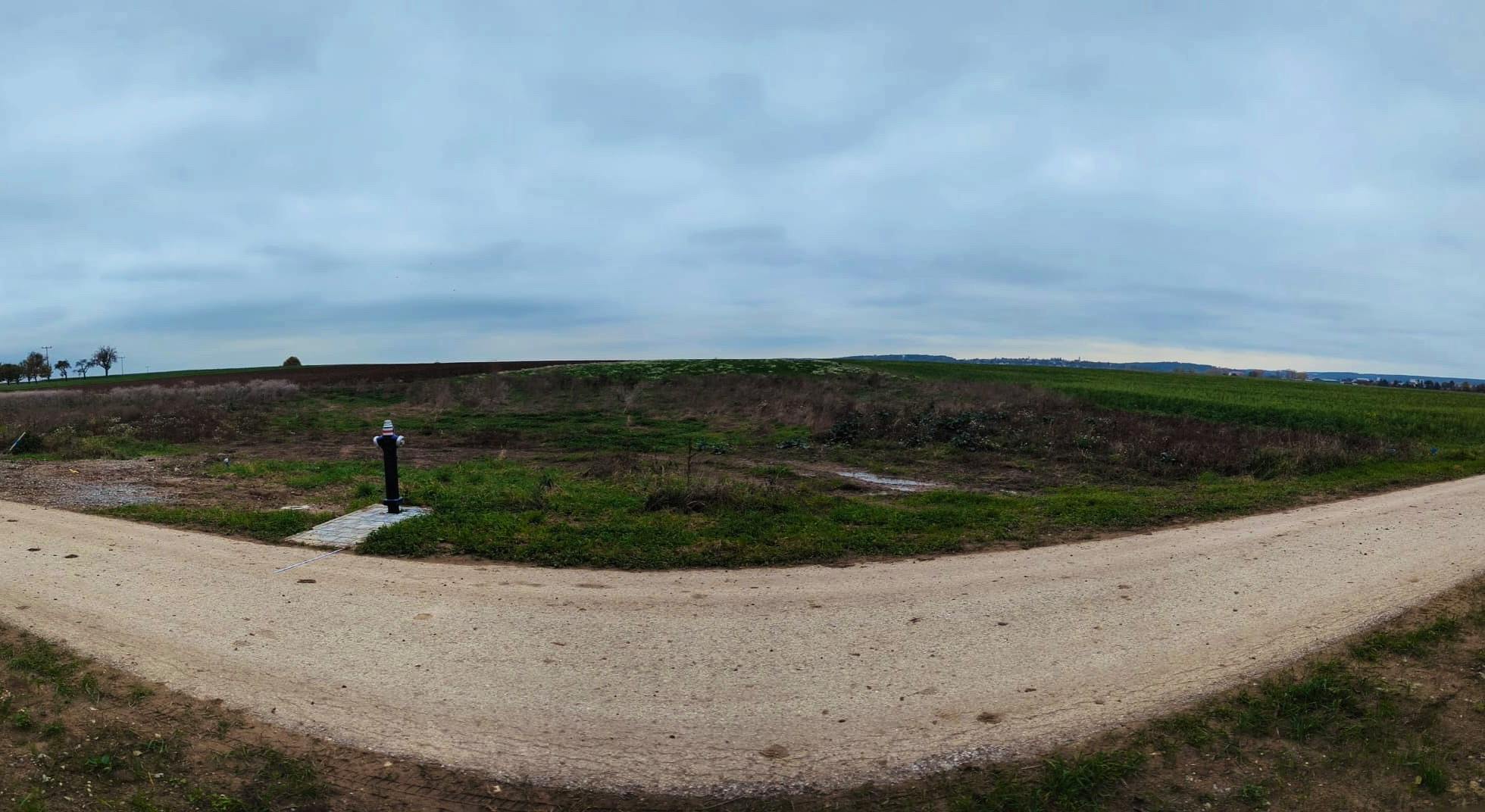 Leeres Baugrundstück bei Ansbach mit Blick aufs Feld – hier entsteht das Hanse-Haus-Fertighaus von Coco und Jens.