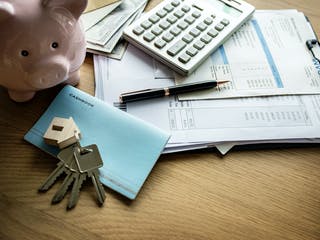 Sparschwein, Hausschlüssel und Verträge