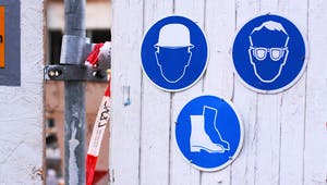 Drei Baustellenschilder beim Hausbau
