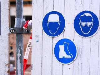 Drei Baustellenschilder beim Hausbau