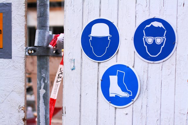 Drei Baustellenschilder beim Hausbau
