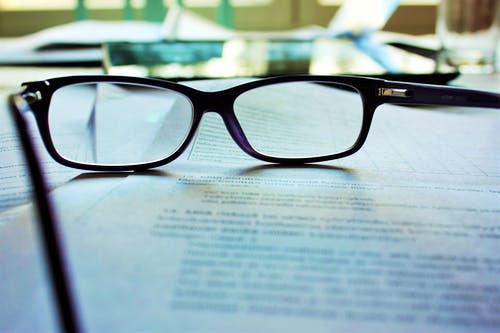 Lesebrille liegt auf einem Bauvertrag