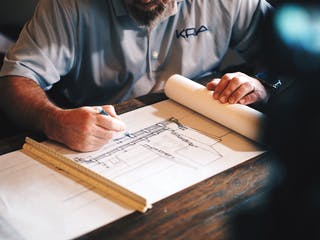 Architekt über Entwurfszeichnung