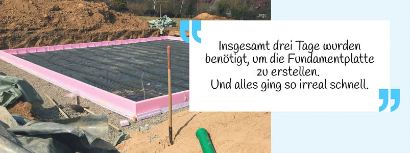Fertige Bodenplatte mit rosa Rahmen und Zitat der Bauherrin