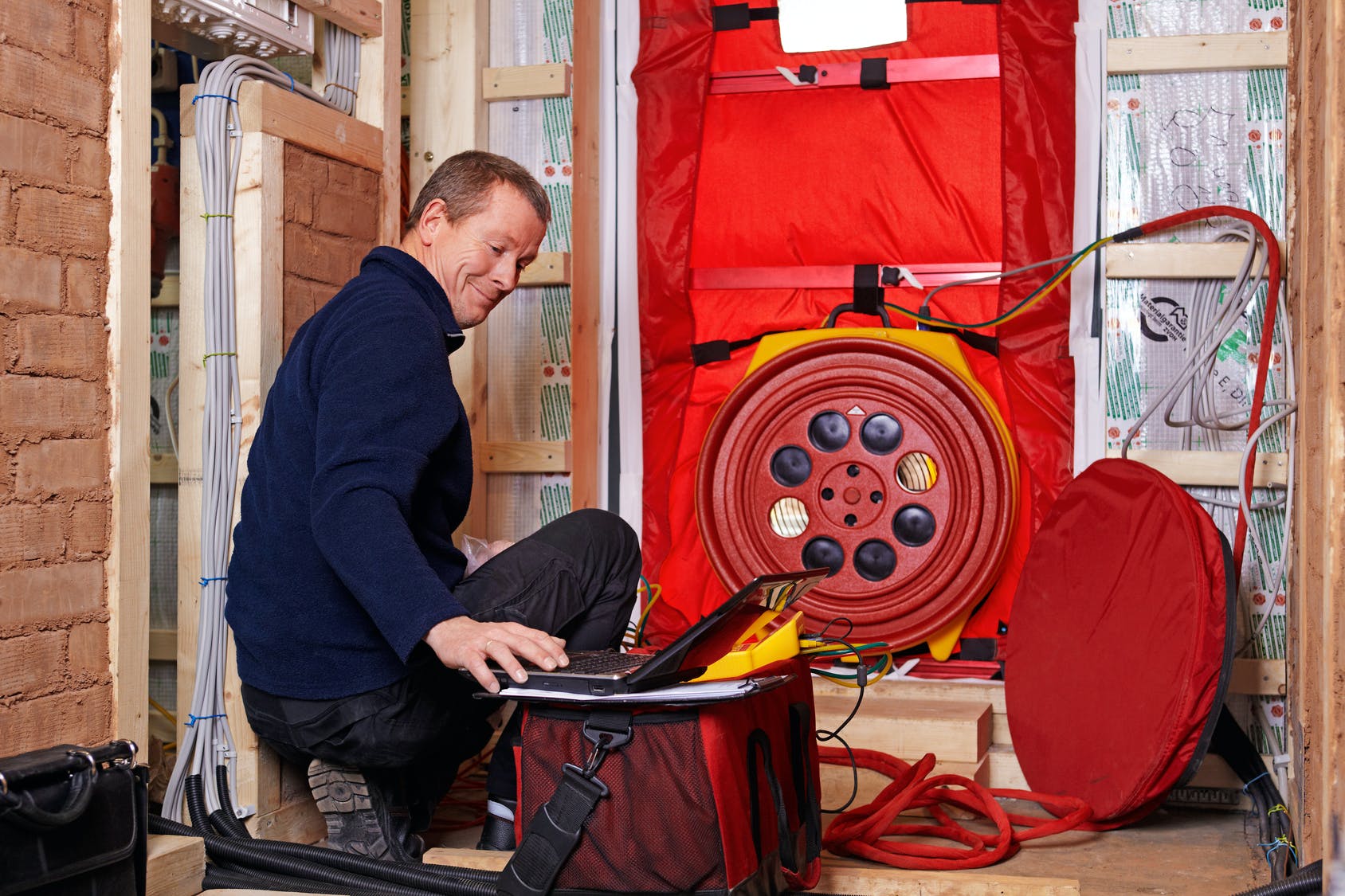 Ventilator in der Haustür beim Blower-Door-Test