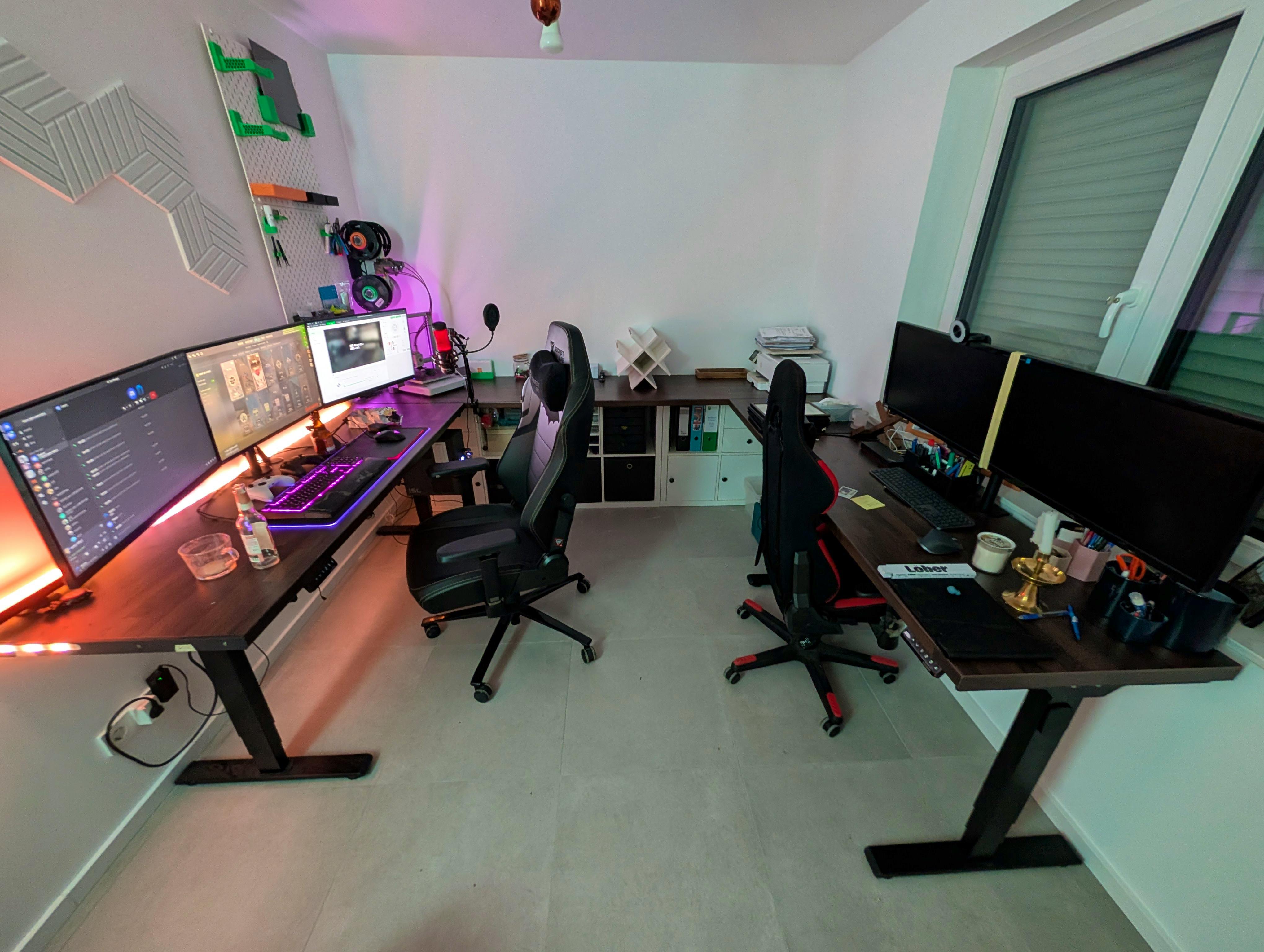 Gemeinsames Arbeitszimmer mit zwei Schreibtischen, mehreren Monitoren und 3D-Wandpaneelen in der Viebrockhaus-Stadtvilla