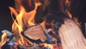 Holz brennt als Feuer zum heizen
