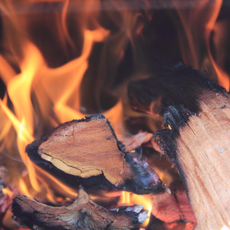 Holz brennt als Feuer zum heizen