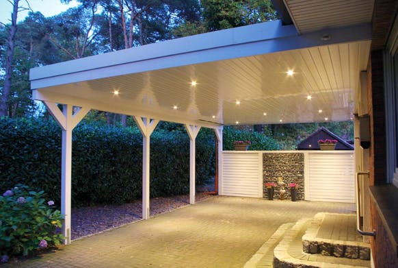 weißes Flachdach Carport inklusive Beleuchtung aus Qualitätsholz