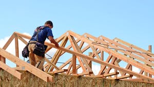 Dach wird mit kleinem Dachstuhl aufgestockt