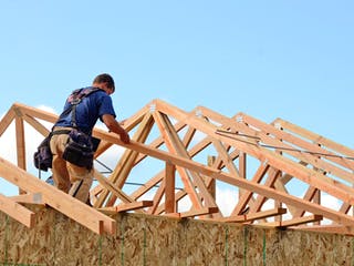 Dach wird mit kleinem Dachstuhl aufgestockt