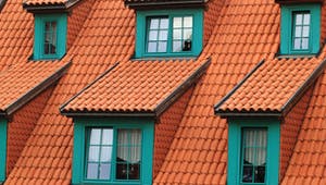 Rotes Ziegeldach mit sechs Gauben