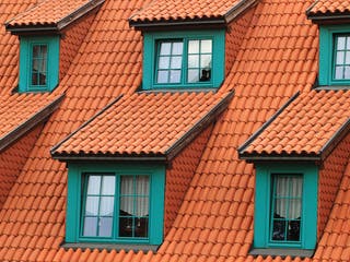Rotes Ziegeldach mit sechs Gauben