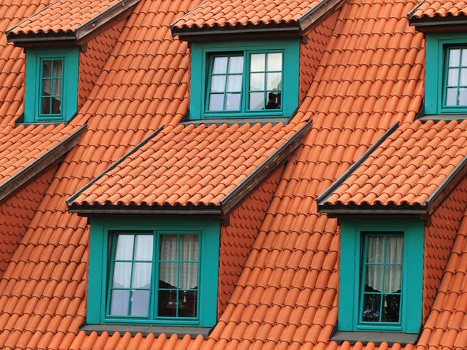 Rotes Ziegeldach mit sechs Gauben