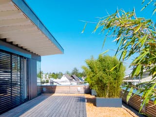 Dachterrasse mit Holzboden