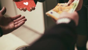 Eine Person leiht der anderen Geldscheine