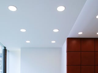 Decke mit eingebauten Leuchten