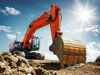 Bagger entsorgt Erdaushub