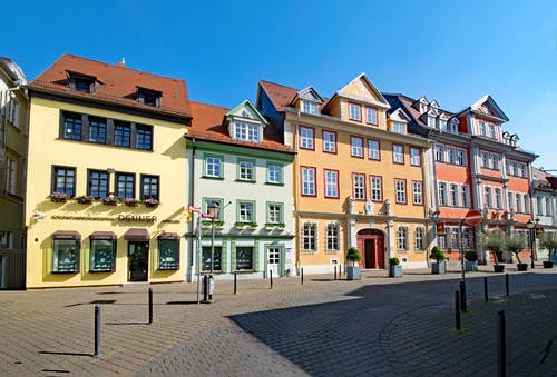 Einkaufsstraße mit alten bunten Häusern in Erfurt